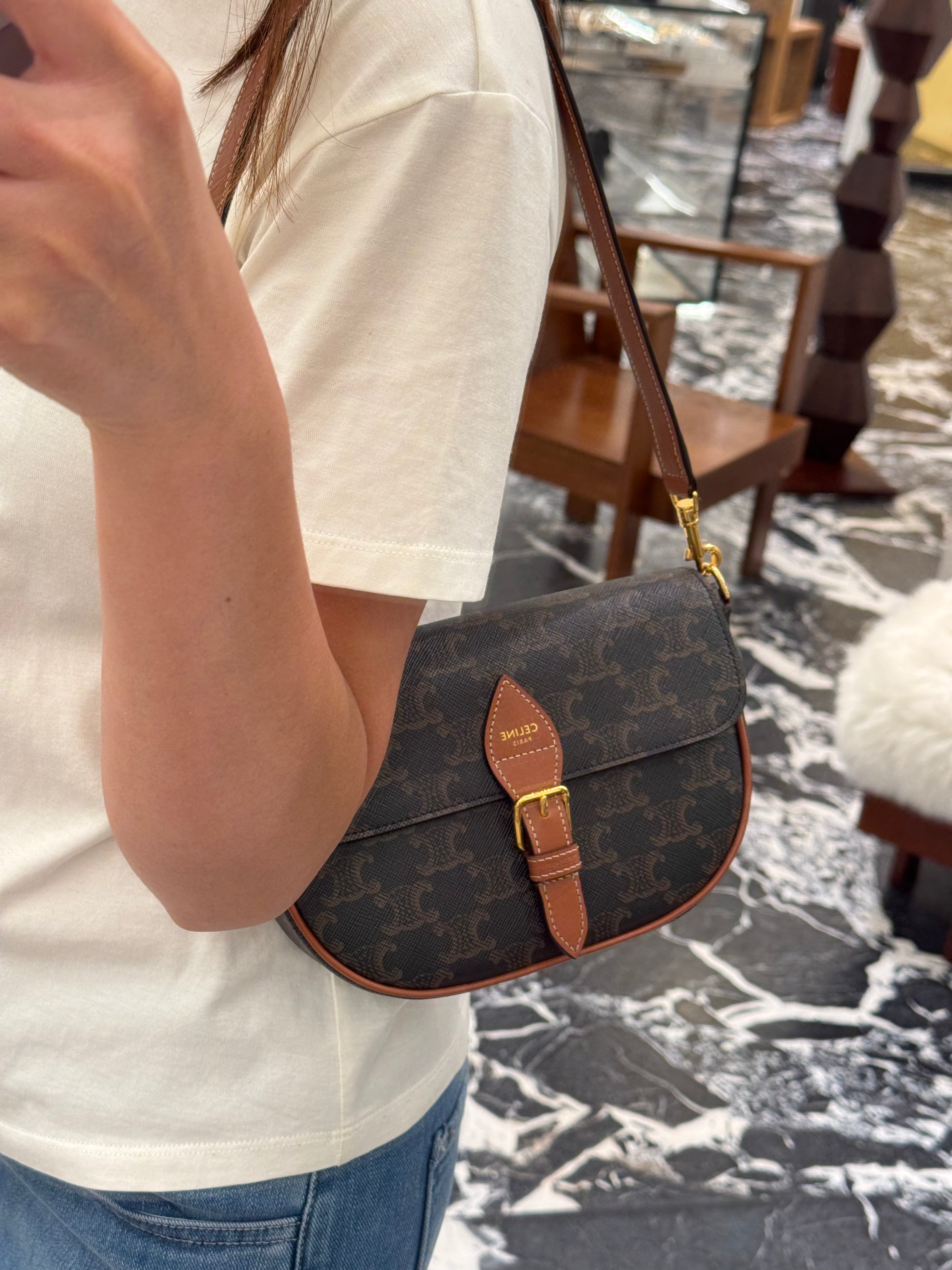 賽琳 Folco Shoulder Bag Triomphe帆布單肩袋(棕黃色) | LONDONKELLY 