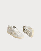 GOLDEN GOOSE Super - Star with crackle leather star and metallic foiled leather heel tab | 黄金鹅 Super - Star 搭配龟裂皮革星星与金属箔皮革后跟标签(白色) - LondonKelly 英国名牌代购
