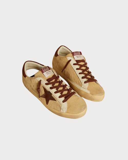 GOLDEN GOOSE Women’s Super - Star in beige pony skin with brown suede star and heel tab | 黄金鹅 女款 Super - Star 米色小马皮款,搭配棕色麂皮星星与后跟标签(棕色) - LondonKelly 英国名牌代购