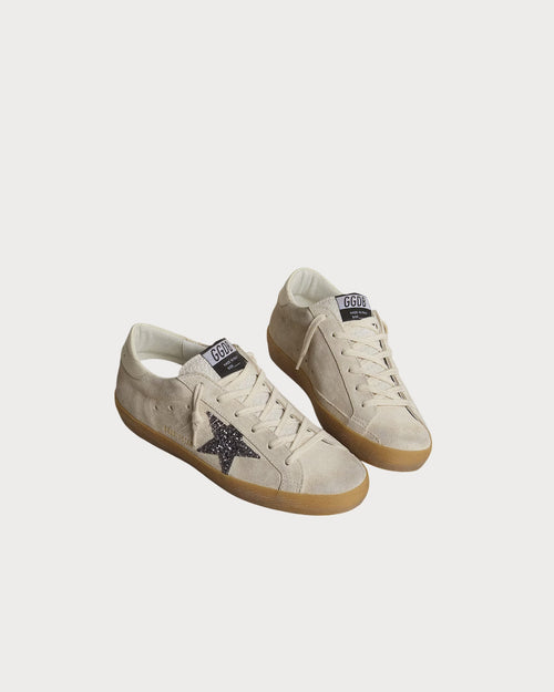 GOLDEN GOOSE Women's Super - Star in ice - gray suede with silver glitter star and leather heel tab | 黄金鹅 女款 Super - Star 冰灰色麂皮款,搭配银色亮片星星与皮革后跟标签(灰色) - LondonKelly 英国名牌代购