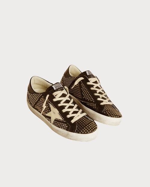 GOLDEN GOOSE Women’s Super - Star in studded black nappa with white leather star | 黄金鹅 女款 Super - Star 黑色铆钉纳帕皮革款,搭配白色皮革星星(黑色) - LondonKelly 英国名牌代购