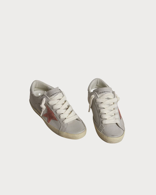 GOLDEN GOOSE Women’s Super - Star LTD in gray leather with brick - red suede star | 黄金鹅 女款 Super - Star LTD 灰色皮革款,搭配砖红色麂皮星星(灰色) - LondonKelly 英国名牌代购