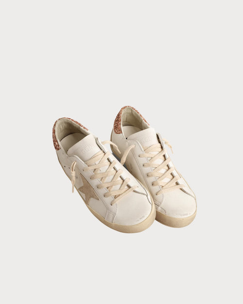 GOLDEN GOOSE Women's Super - Star with a suede star and peach - pink glitter heel tab | 黄金鹅 女款 Super - Star 搭配麂皮星星与蜜桃粉色亮片后跟标签(白色) - LondonKelly 英国名牌代购