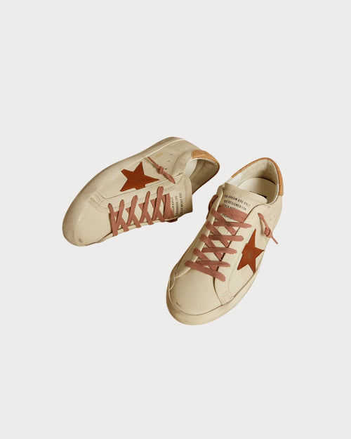 GOLDEN GOOSE Women’s Super - Star with leather star and crocodile - print leather heel tab | 黄金鹅 女款 Super - Star 搭配皮革星星与鳄鱼纹皮革后跟标签(滑石色) - LondonKelly 英国名牌代购