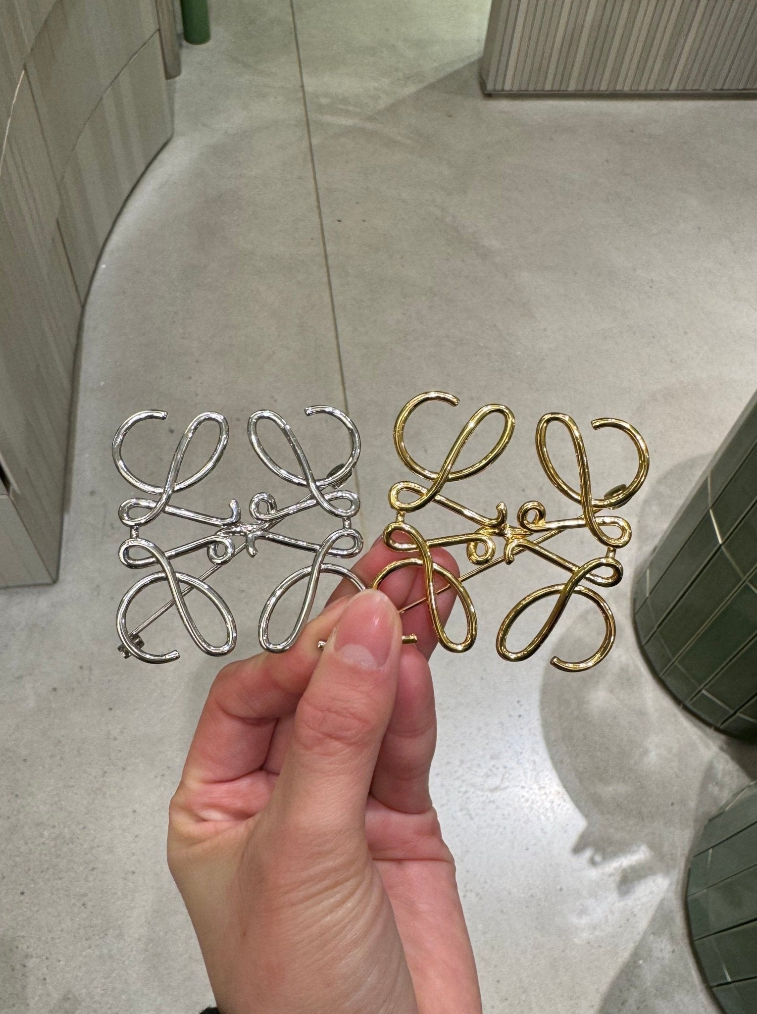 LOEWE ロゴデザイン メタルブローチ LOEWE Silver-tone brooch | NET-A