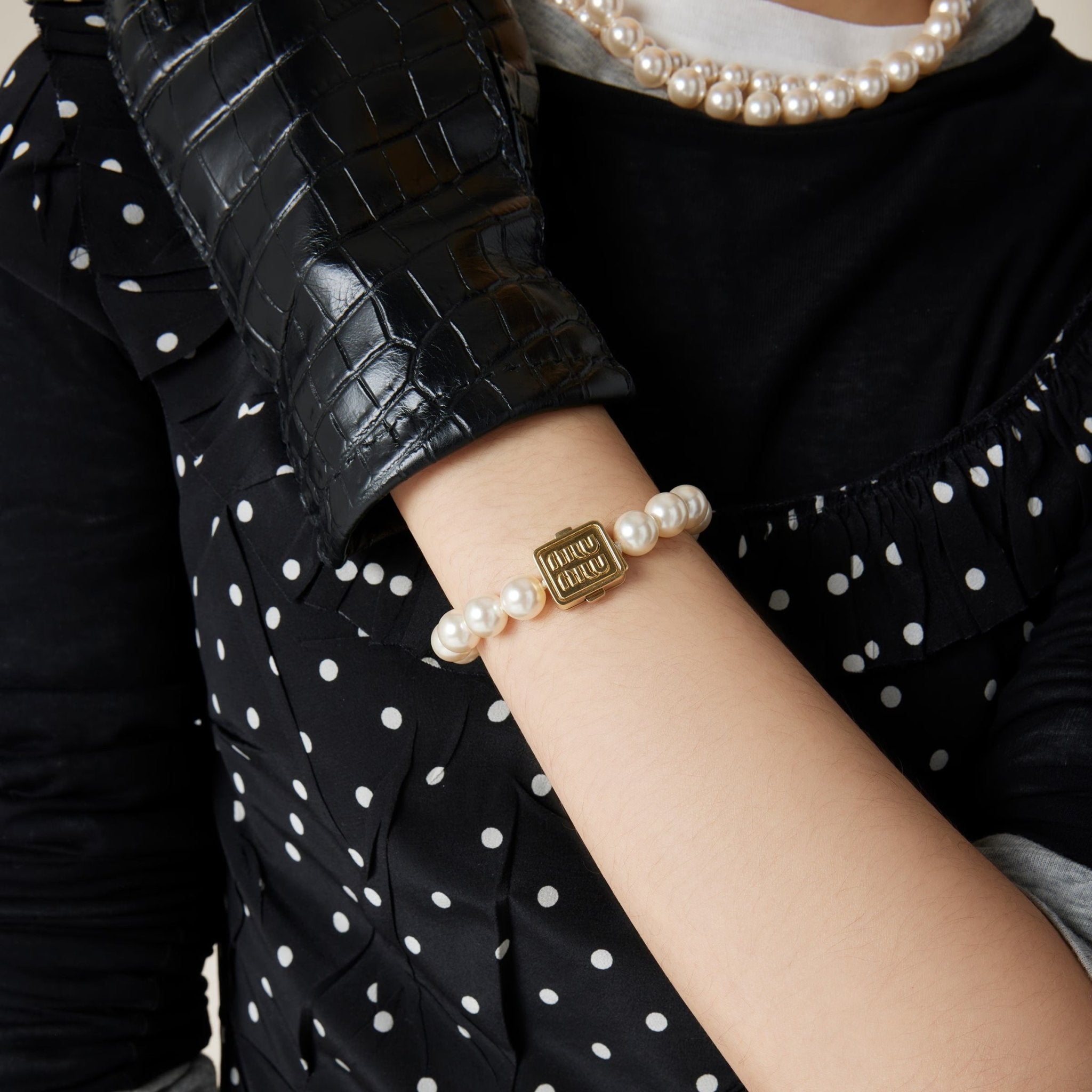MIU MIU Metal and Pearl Bracelet(Gold) | LONDONKELLY – LONDONKELLY 