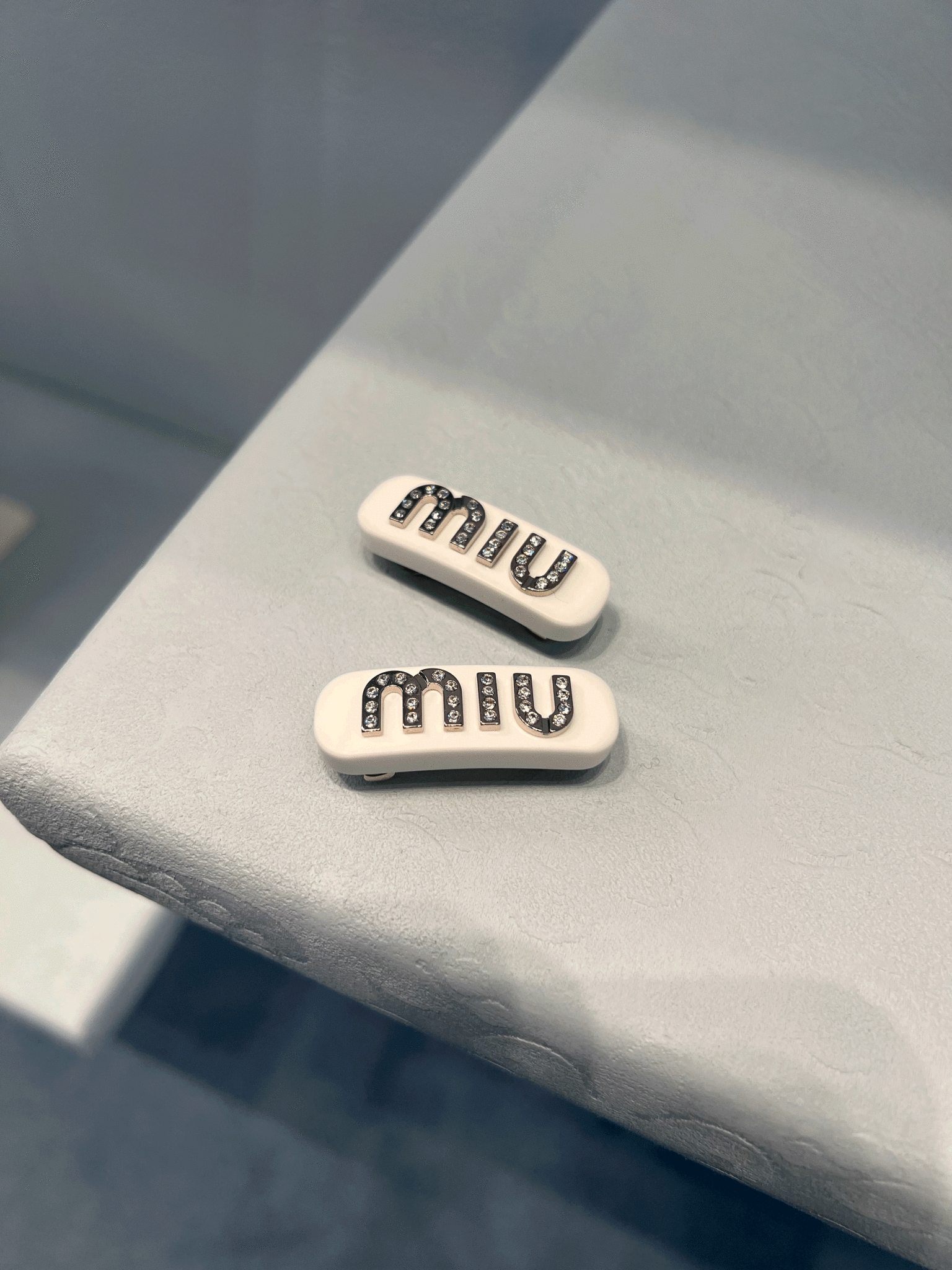 miu miu ロゴ入りヘアピン グレー MIU MIU Plexiglas and Metal Hair Clip(4 Colors) | LONDONKELLY