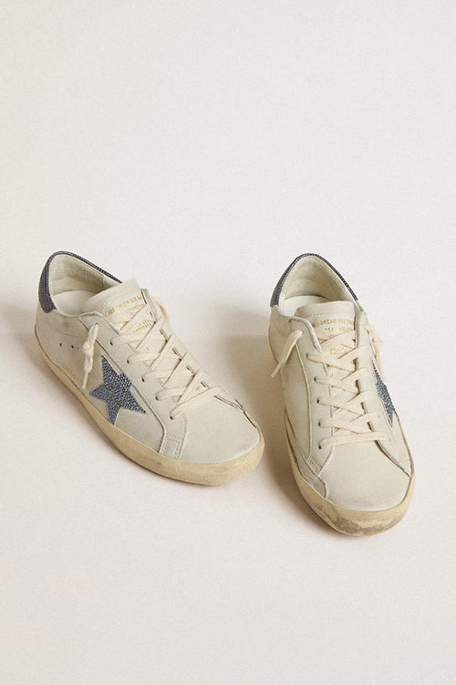 GOLDEN GOOSE Super-Star LTD with cream-colored leather star with Swarovski crystals and blue leather heel tab with lizard print | 黃金鵝 Super-Star LTD 搭配米白色皮革星星與施華洛世奇水晶，藍色鱷魚紋皮革後跟標籤（米白色）