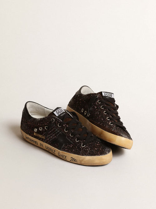 GOLDEN GOOSE Super-Star in brown glitter with black leather star and heel tab | 黃金鵝 Super-Star 棕色亮片款，搭配黑色皮革星星與後跟標籤（棕色）
