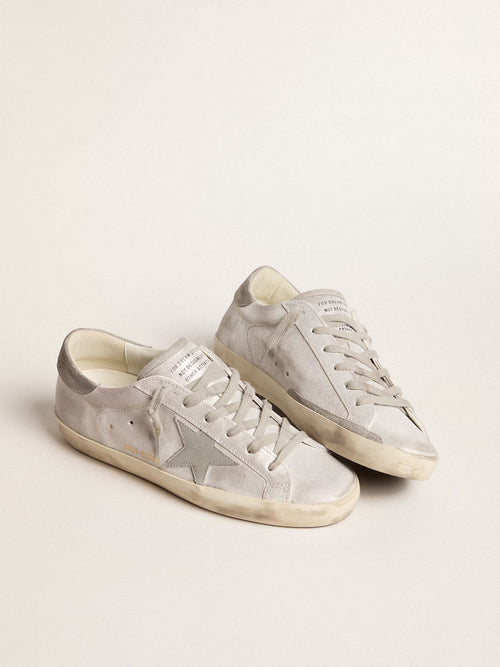 GOLDEN GOOSE Super-Star sneakers in gray-white glitter-effect leather with leather star | 黃金鵝 Super-Star 球鞋採用灰白色亮片效果皮革，搭配皮革星星（灰白色）