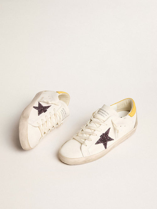 GOLDEN GOOSE Women’s Bio-based Super-Star with red glitter star and leather heel tab | 黃金鵝 黃金鵝 女款 Bio-based Super-Star 搭配紅色亮片星星與皮革後跟標籤（白色）