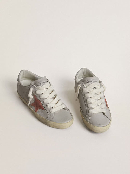 GOLDEN GOOSE Women’s Super-Star LTD in gray leather with brick-red suede star | 黃金鵝 女款 Super-Star LTD 灰色皮革款，搭配磚紅色麂皮星星（灰色）