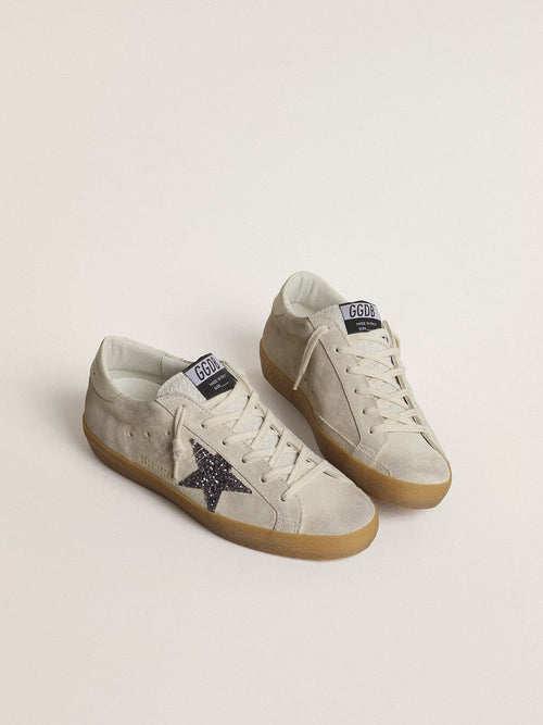 GOLDEN GOOSE Women's Super-Star in ice-gray suede with silver glitter star and leather heel tab | 黃金鵝 女款 Super-Star 冰灰色麂皮款，搭配銀色亮片星星與皮革後跟標籤（灰色）