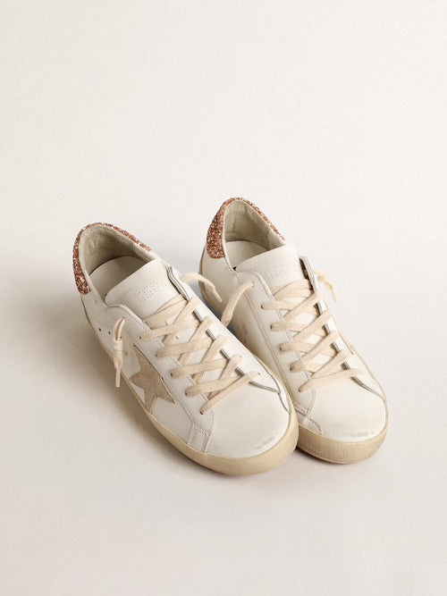 GOLDEN GOOSE Women's Super-Star with a suede star and peach-pink glitter heel tab | 黃金鵝 女款 Super-Star 搭配麂皮星星與蜜桃粉色亮片後跟標籤（白色）