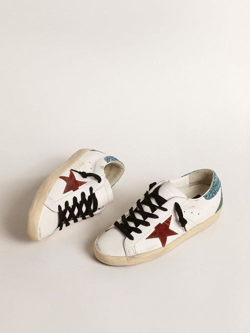 GOLDEN GOOSE Women’s Super-Star with burgundy suede star and light blue glitter heel tab | 黃金鵝 黃金鵝 女款 Super-Star 搭配酒紅色麂皮星星與淺藍色亮片後跟標籤（白色）