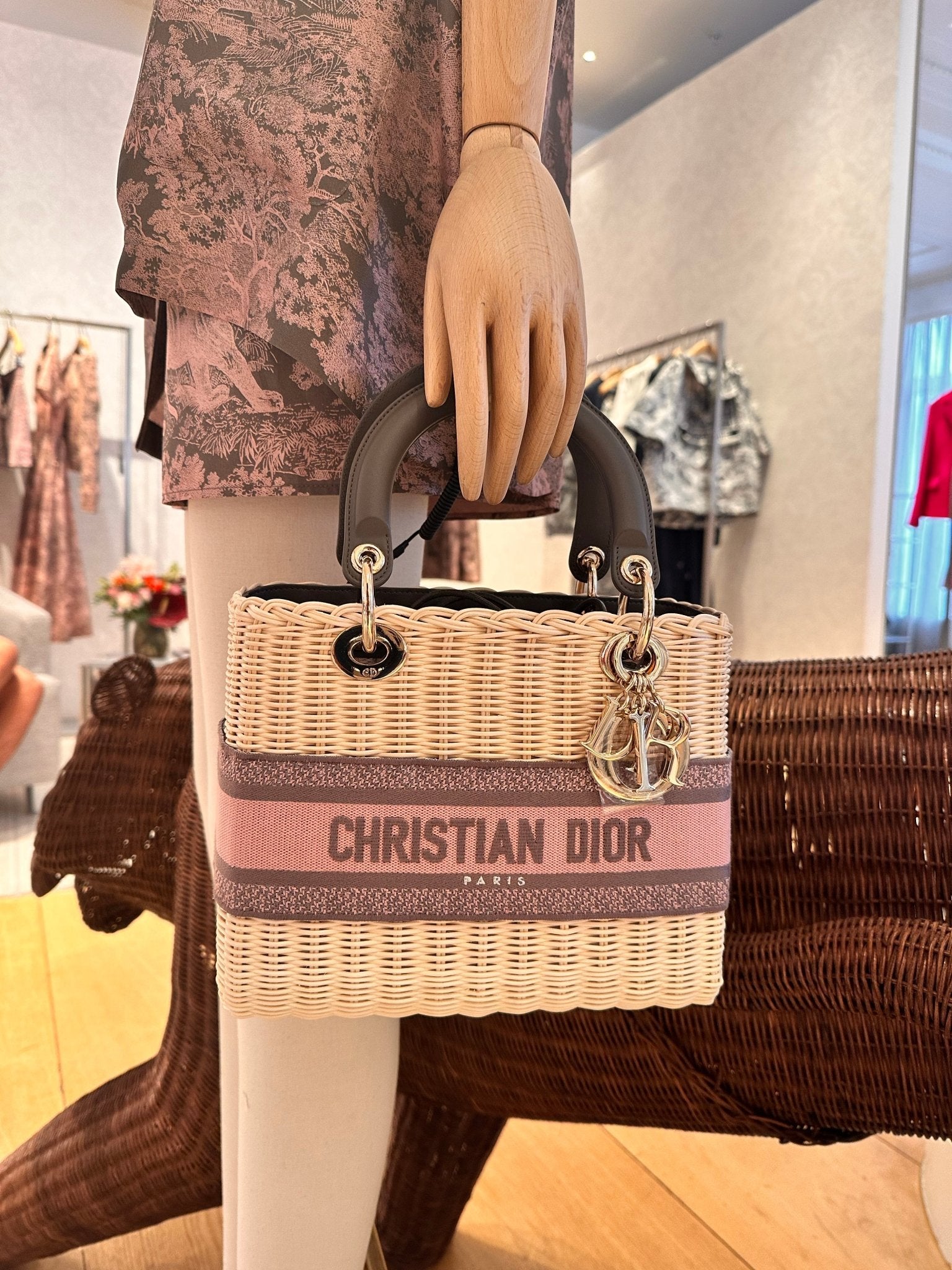 Christian Dior ウィッカーバッグ　ミディアムサイズ CHRISTIAN DIOR Wicker Lady Dior Bag(Medium/2 Colors) | LONDONKELLY