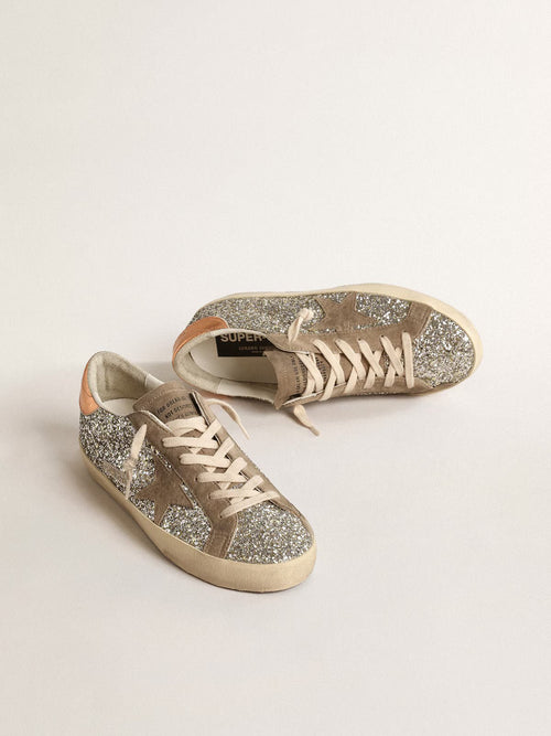 GOLDEN GOOSE Women's Super - Star in platinum glitter with dove - gray suede star | 黃金鵝 女款 Super - Star 鉑金色亮片款，搭配鴿灰色麂皮星星（鴿灰色） - LondonKelly 英國名牌代購