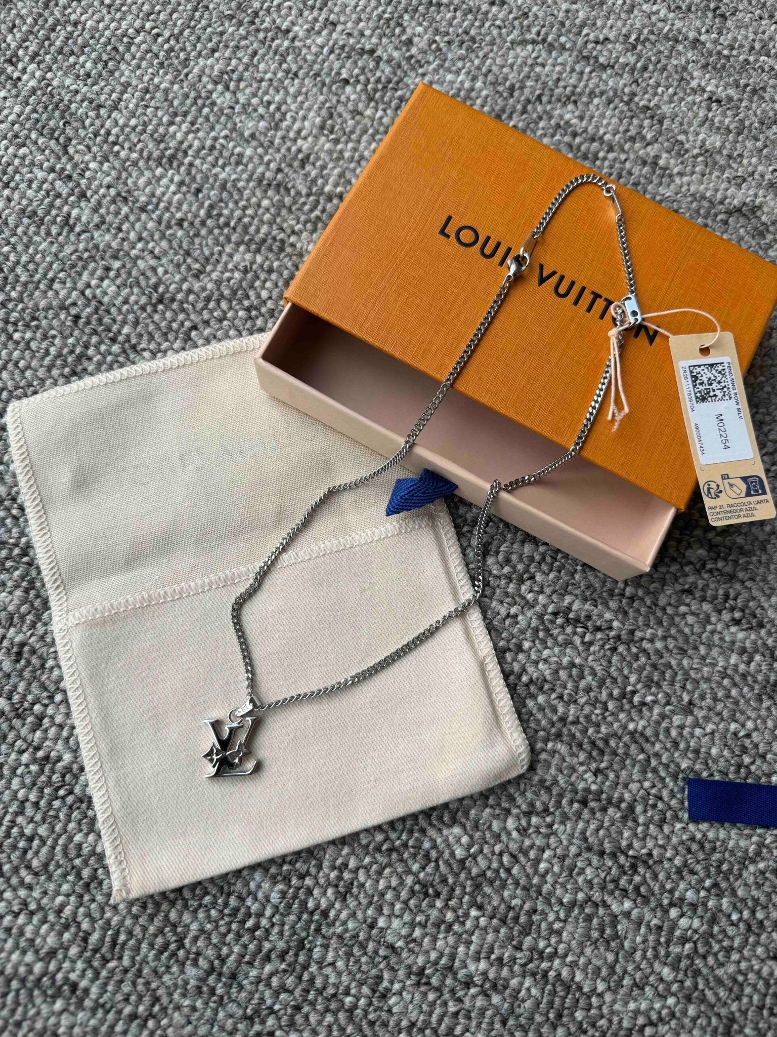 LOUIS VUITTON M02254 (M) Monogram Row Pendant(Silver