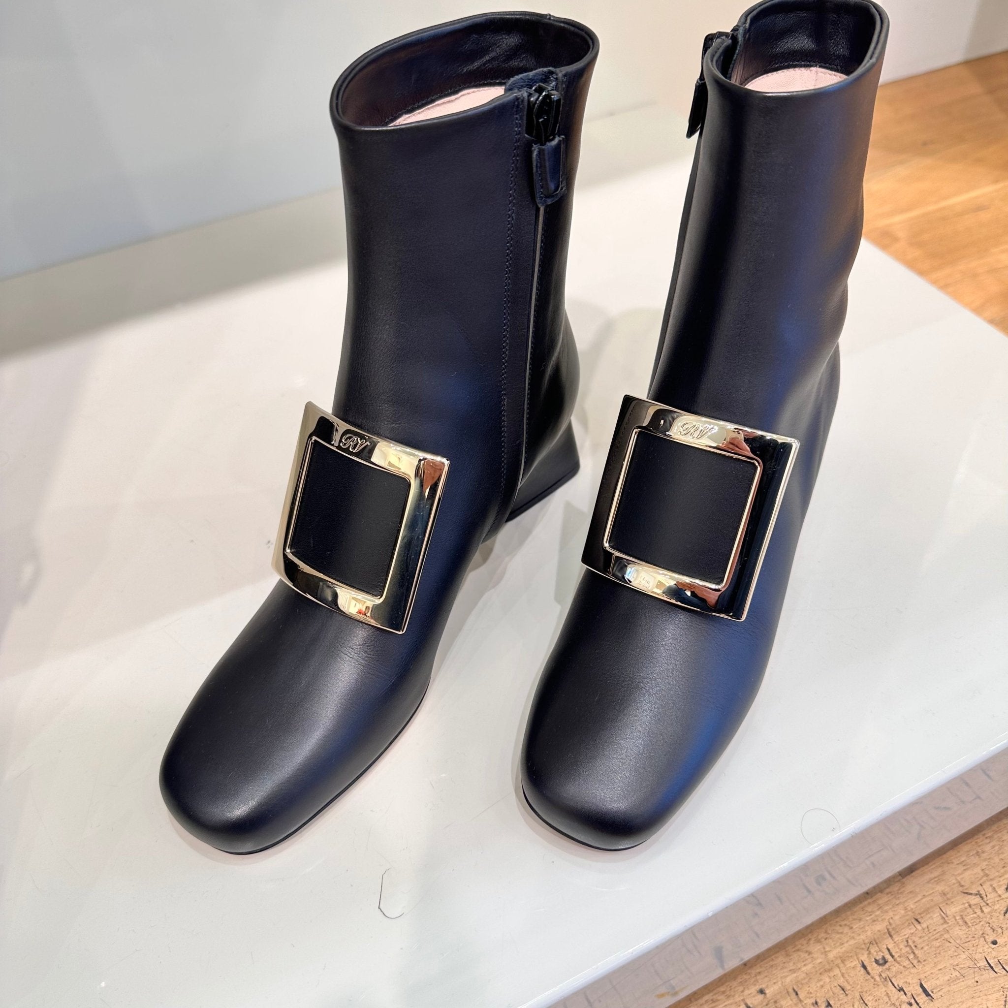 ROGER VIVIER Tres Vivier Bootie 4 Leather(Black) | LONDONKELLY