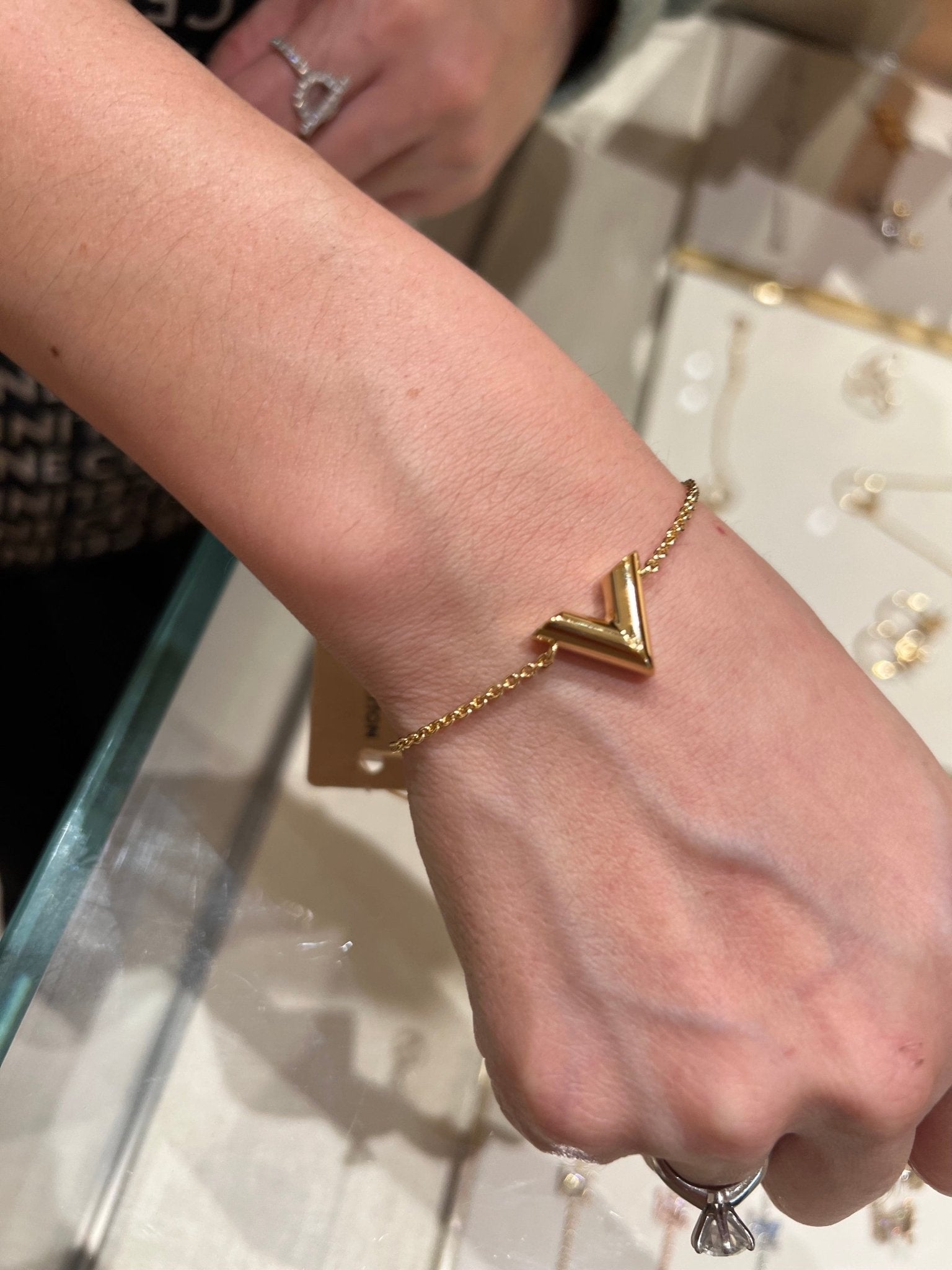 LOUIS VUITTON M00858 Essential V Bracelet Metal(Gold